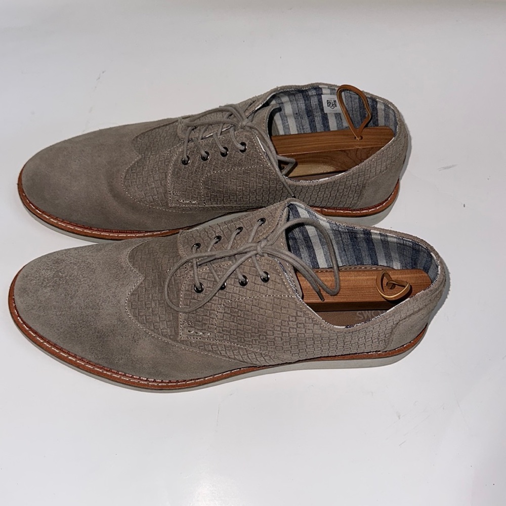 TOMS BROGUE DESERT TAUPE EMBOSSED ROCKFACE SUEDE SHOES
LACE UP CLOSURE size 14